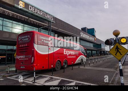 Flughafen Shannon, Irland - 21. November 2016: Bus mit öffentlichen Verkehrsmitteln hält vor dem Abfluggebäude des Flughafens Shannon in der republik Irland Stockfoto