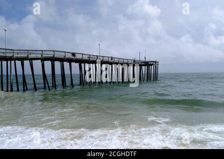 Angelpier, der in den Ozean hinausragt in Ocean City, Maryland Stockfoto