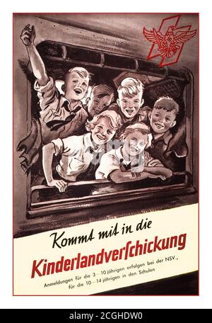 DEUTSCHE KRIEGSKINDER EVAKUIERT Kinder Transport Jahrgang 2. Weltkrieg Nazi-Deutschland ‘Kinderlandverschickung’ Propagandaplakat von 1942-1943. Alliierte Bombardierungen deutscher Städte hatten sich auf das Niveau erhöht, dass Kinder in Städten zur Sicherheit auf das Land geschickt wurden. Kinder Transport der deutsche Begriff Kinderlandverschickung bedeutet "Kinder aufs Land schicken". Das Nazi-Plakat fordert Eltern auf, ihre Kinder im Alter von 3-14 Jahren für das Programm anzumelden, was nicht zwingend war. Zweiter Weltkrieg Stockfoto