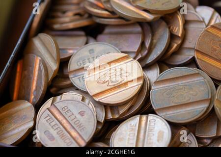 Italien, Lombardei, Flohmarkt, Altitalienische Telefonmarke Münze Stockfoto