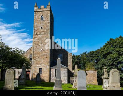 Tranent Parish Church, erbaut 1800, und ein alter Friedhof an einem sonnigen Tag, East Lothian, Schottland, Großbritannien Stockfoto