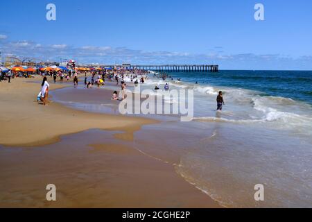 Menschenmassen am Strand in Ocean City, Maryland am Labor Day Wochenende Stockfoto