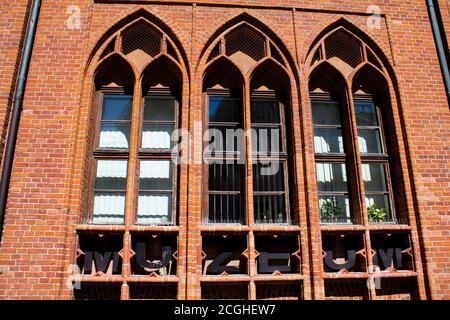 Drei gotische Fenster nebeneinander in einer Ziegelfassade Stockfoto