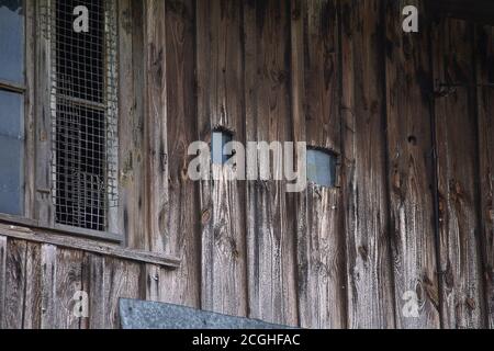 Altes Haus mit viel Holz. Durch Zerfall gekennzeichnet. Stockfoto