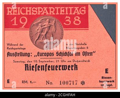 1930er REICHSPARTEITAG NÜRNBERGER FEUERWERK SHOW Nazi-Eintrittskarte Drittes Reich Nazi-Deutschland 1938 Reichsparteitag Anti-Kommunistisches Schaufeuerwerk Ticket 1938 Nürnberg Reichsparteitag Grosse Europas Schicksal im Osten und Riesenfeuerwerk / Nürnberg NSDAP Party Rallye Schicksal im Osten Showticket. Mit Feuerwerk! Mit dem Ticket Stubs für das Feuerwerk und Schicksal in der Ost-Show Stockfoto