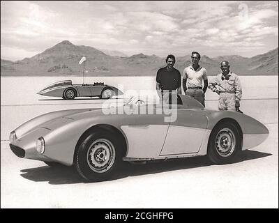 Austin Healey 100-6 Speed Record Car, Carroll Shelby, Roy Jackson Moore & Donald Healey unmittelbar nachdem der Geschwindigkeitsrekord gebrochen wurde, aufgenommen am 23. August 1954 in den berühmten Bonneville Salt Flats in Utah, stellte ein werkseitig vorbereiteter Austin-Healey 83 nationale und internationale Class D-Rekorde auf, die von Donald Healey gefahren wurden. George Eyston, Carroll Shelby, Mort Goodall und Roy Jackson-Moore, einschließlich einer 24-Stunden-Durchschnittsgeschwindigkeit von 132.81 mph Stockfoto