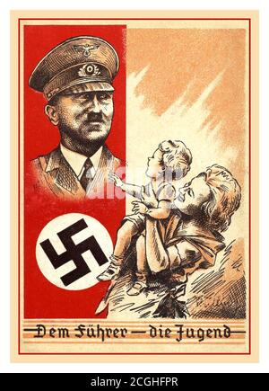 ADOLF HITLER1930 Nazi-Deutschland Propaganda Postkarte 'dem Führer - Die Jugend' ‘der Führer- die Jugend’ Adolf Hitler und Hakenkreuz Mit einer deutschen Mutter und einem Kind, das aufschaut Ihn in Bewunderung Stockfoto