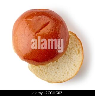 Frisch gebackenes halbiertes Frühstücksbrötchen isoliert auf weißem Hintergrund, Draufsicht Stockfoto