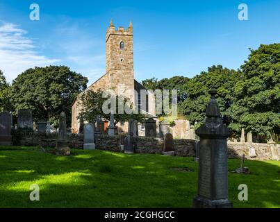 Tranent Parish Church, erbaut 1800, und ein alter Friedhof an einem sonnigen Tag, East Lothian, Schottland, Großbritannien Stockfoto