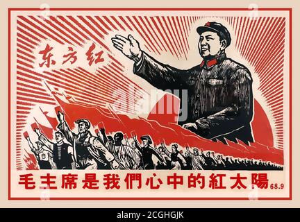 VORSITZENDER MAO Vintage 1960s Chinese Revolution Propaganda Poster mit Slogan "Vorsitzender Mao ist die rote Sonne in unseren Herzen", 68.9 Volksrepublik China, 1968, Lithographie. Vorsitzender Mao war ein chinesischer Kommunist, der zum Gründungsvater der Volksrepublik China (PRC) wurde, die er von ihrer Gründung 1949 bis zu seinem Tod 1976 als Vorsitzender der Kommunistischen Partei Chinas regierte. Stockfoto