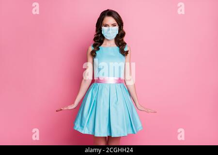 Portrait von ihr sie schön attraktiv ziemlich gesund wellig-haarige Mädchen Tragen Sicherheit Gaze Maske posiert stoppen Pandemia virale Atemwegserkrankung Stockfoto