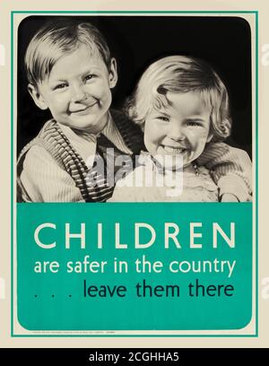 WW2 Child Evakuees Poster Vintage World war Two Propagandaplakat "Kinder sind sicherer auf dem Land ... lassen sie dort" mit einem schwarz-weißen Bild von zwei jungen und gesund lächelnden Kindern, der Junge mit seinem Arm um ein Mädchen zeigt den älteren Bruder Schutz seiner jüngeren Schwester. Die Evakuierung während des Zweiten Weltkriegs bekannt als Operation Pied Piper begann im Jahr 1939, organisiert vom Gesundheitsministerium, um die Menschen vor den Bombenangriffen in Städten zu schützen, indem sie über 3.5 Millionen Evakuierten in die Sicherheit des Landes und anderen Ländern im Britischen Imperium 1940er Jahre, 2. Weltkrieg Stockfoto