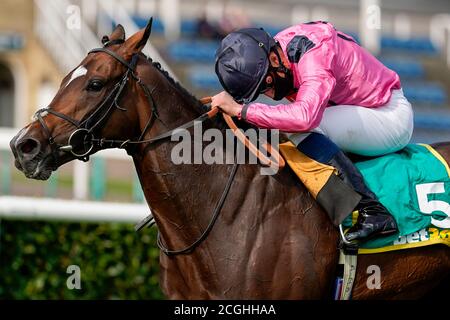 William Buick auf der spanischen Mission Gewinne die Einsätze des Doncaster Cup während des dritten Tages des William Hill St Leger Festivals auf der Doncaster Racecourse. Stockfoto