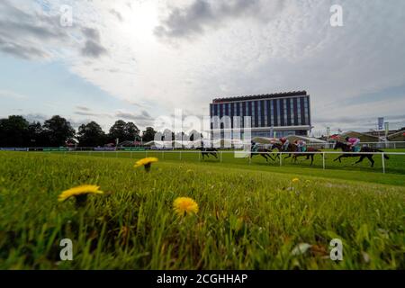 William Buick auf der spanischen Mission (R, pink) biegt am dritten Tag des William Hill St. Leger Festivals auf der Doncaster Racecourse in den Rücken, um die Einsätze des Doncaster Cup zu gewinnen. Stockfoto