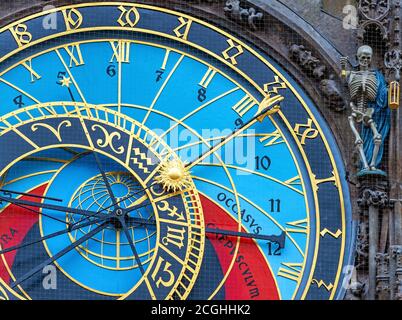 Astronomische Uhr oder Solaruhr mit Skelettskulptur, Prager Altstadt, Tschechische Republik. Stockfoto