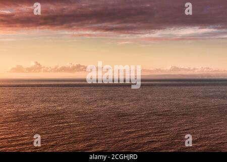 Ein stürmischer Sonnenuntergang über dem Bristol Channel, aufgenommen von der Nordküste von Devon in der Nähe von Lynmouth, England, Großbritannien. Stockfoto