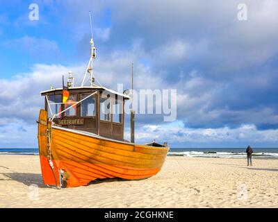 Boot auf der Insel Usedom, Strand in der Nähe von Ahlbeck Pier, Küste der Ostsee Stockfoto