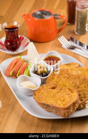 Türkische Eierbrote. Es heißt 'Yumurtali Ekmek' auf Türkisch. French Toast. Stockfoto