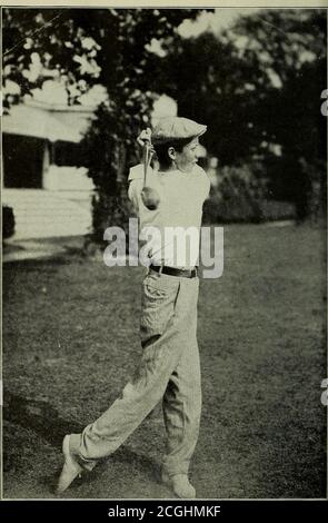 . Chick Evans' Golfbuch . Mrs. Johnnie Carpenter Hall, erste Western Womens Golfchampion. Als Miss Carpenter spielte sie in acht Frauenopentourneys. Sie hat alles gewonnen. Küken Caddied für sie in jeder.. Foto von Pietzcker, St. Louis. Diese Position schien Evans 1906 am besten zu sein. Das Foto wurde kurz vor dem Western Amateur Golf Turnier in St. Louis. Stockfoto