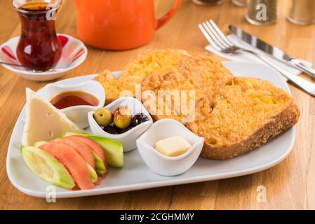 Türkische Eierbrote. Es heißt 'Yumurtali Ekmek' auf Türkisch. French Toast. Stockfoto