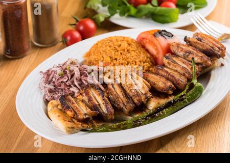 Türkische Küche Hähnchenflügel Grill. Gegrillte Hähnchenflügel auf Holzhintergrund Stockfoto