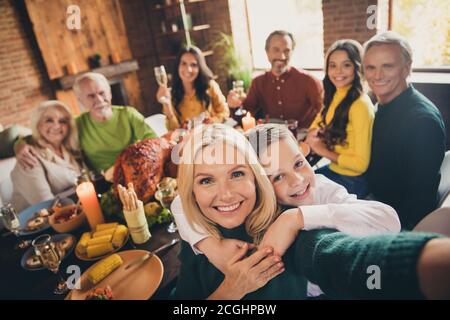 Selbstporträt von schönen attraktiven fröhlich großen vollen Familie Bruder Schwester Gathering mit Spaß junge umarmt Mama feierlichen Herbst Anlass bei Modern Stockfoto