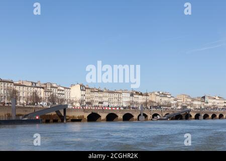 Bordeaux, Frankreich: 22. Februar 2020: Quays des Chartrons und de Bacalan an einem sonnigen Tag Stockfoto