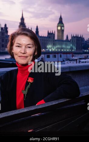 Glenda Jackson die Prospective Parliamentary Candidate for the Labour Party in the Hampstead and Highgate constituency fotografiert gegenüber dem Palace of Westminster. 05. September 1991. Foto: Neil Turner Stockfoto