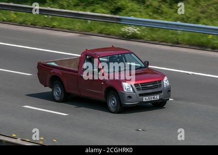 A 2009 Isuzu TF Rodeo Red LCV Fahren Sie mit Diesel auf der Autobahn M6 in der Nähe von Preston in Lancashire, Großbritannien Stockfoto