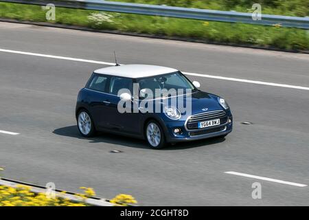 Ein 2014 Mini Cooper Blue Car Hatchback Benzin auf der Autobahn M6 in der Nähe von Preston in Lancashire, Großbritannien Stockfoto