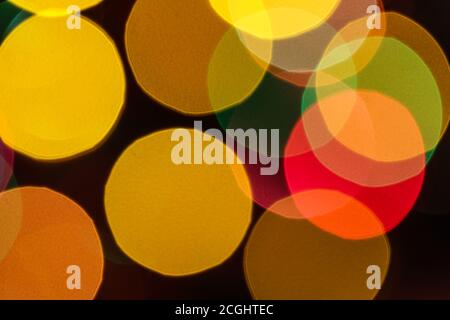 Abstraktes Bokeh weihnachtslichter Hintergrund mit gelben, orange, grün und rot Farben Stockfoto