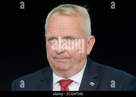 11. September 2020, Mecklenburg-Vorpommern, Linstow: Till Backhaus (SPD), Landwirtschaftsminister des Landes, spricht beim Landwirtschaftstag in Linstow. Backhaus hatte im Vorfeld des Landwirtstags von Mecklenburg-Vorpommern mehr Anstrengungen für den Schutz von Arten, Klima und Wasser von Bauern gefordert. Foto: Stefan Sauer/dpa Stockfoto