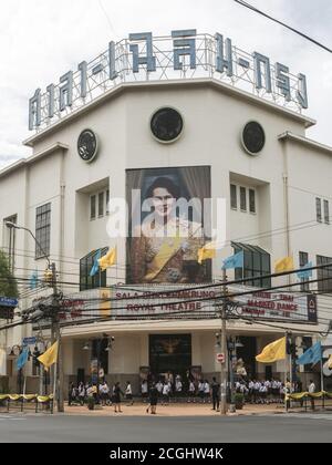 Bangkok, Thailand - Sala Chalermkrung Royal Theatre Gastgeber Aufführungen des klassischen Thai-Tanz. Grundschüler nehmen Exkursion. Stockfoto