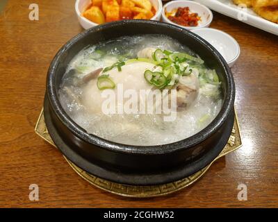 Samgye-tang oder Ginseng Hühnersuppe. Koreanische traditionelle Suppe für die Gesundheit des Körpers. Ganze junge Huhn mit Knoblauch, Reis, Jujube und Ginseng gefüllt. Stockfoto