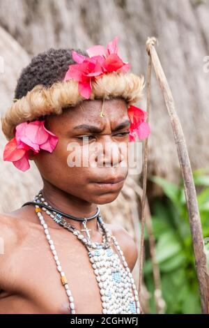 Wamena, Indonesien - 9. Januar 2010: Mann des Dani-Stammes in traditioneller Kleidung, Dugum Dani Village, Baliem Valley Papua, Irian Jaya. Stockfoto