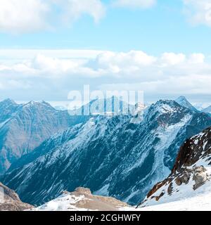 Hohe felsige Berglandschaft. Landschaftlich schöne Aussicht auf den Berg. Alpen Ski Resort. Österreich, Stubai, Stubaier Gletscher Stockfoto