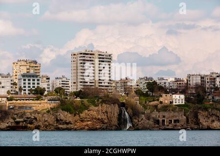 Antalya, Türkei - 22. Februar 2019: Blick auf die Küste mit Duden Wasserfall in Antalya, Türkei. Stockfoto