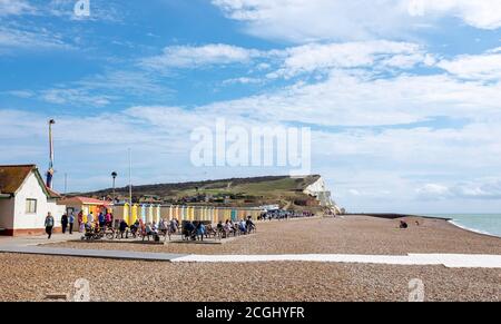 Seaford East Sussex Stadtansichten und Landschaften - farbenfroher Strand Hütten am Meer und Cafe mit Seaford Head Klippen Hinter dem Foto, das mit SIM aufgenommen wurde Stockfoto