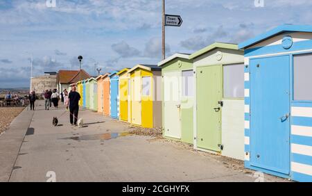 Seaford East Sussex Stadtansichten und Landschaften - farbenfroher Strand Hütten am Meer Foto von Simon Dack Stockfoto