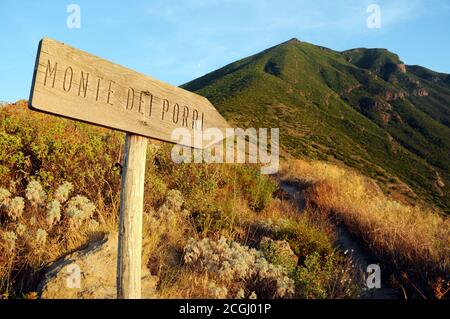 Ein Zeichen auf einem Wanderweg in der Nähe von Monte Dei Porri, einer von zwei erloschene Vulkane auf der Insel Salina, Äolischen Inseln, Sizilien, Süditalien. Stockfoto