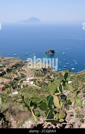 Mittelmeer, verankerte Jachten und die ferne Insel Filicudi am Horizont, von der Insel Salina, Äolische Inseln, Italien aus gesehen. Stockfoto