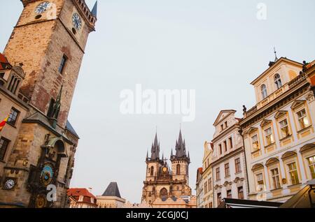 Prag, Tschechien - eine schräge horizontale Aufnahme der Dächer von Gebäuden in der Altstadt, gefolgt von der Prager Astronomischen Uhr aus dem Mittelalter Stockfoto