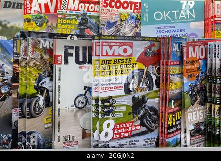 Viersen, Deutschland - August 10. 2020: Blick auf die Auswahl deutscher Motorradzeitschriften im Regal des deutschen Stores (Fokus auf unteres Zentralmagazin) Stockfoto