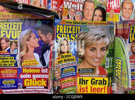 Viersen, Deutschland - August 10. 2020: Blick auf die Wahl der deutschen populären Boulevardpresse im Regal des deutschen Ladens (Fokus auf Mitte) Stockfoto