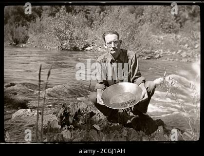 Mann, der nach Gold schwenkt in der Tiefenzeit Kalifornien 1930. Stockfoto