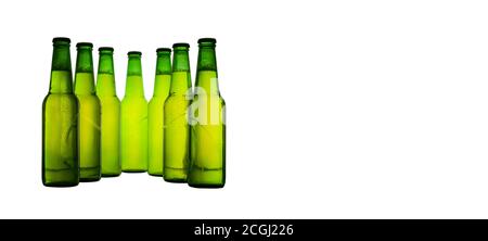Grüne Bierflaschen isoliert auf weißem Hintergrund. Stockfoto