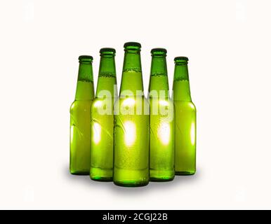 Grüne Bierflaschen isoliert auf weißem Hintergrund. Stockfoto