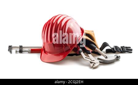 Ausrüstung des Auftragnehmers. Roter Hut mit Werkzeugen isoliert auf weißem Hintergrund. Stockfoto