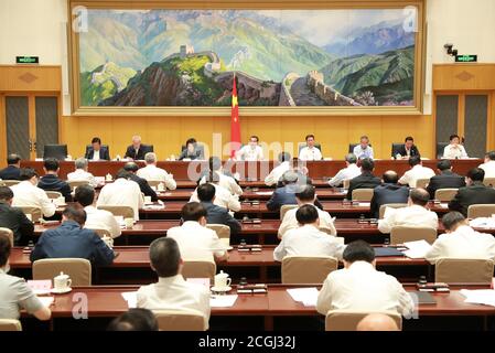 (200911) -- PEKING, 11. September 2020 (Xinhua) -- der chinesische Premierminister Li Keqiang, auch Mitglied des Ständigen Ausschusses des Politbüros des Zentralkomitees der Kommunistischen Partei Chinas (KPCh), spricht bei einer Telefonkonferenz über Themen wie die Vertiefung von Reformen zur Rationalisierung der Verwaltungsgenehmigungen, Übertragung von Befugnis auf niedrigere Ebenen und Verbesserung von Vorschriften und Dienstleistungen am 11. September 2020. Der stellvertretende Ministerpräsident Han Zheng, auch Mitglied des Ständigen Ausschusses des Politischen Büros des Zentralkomitees der KPC, leitete das Treffen. (Xinhua/Pang Xinglei) Stockfoto