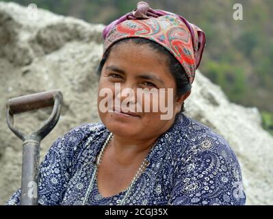 Die ältere nepalesische Sherpa/Hyolmo-Frau baut nach dem Erdbeben ihr Haus um und posiert für die Kamera. Stockfoto